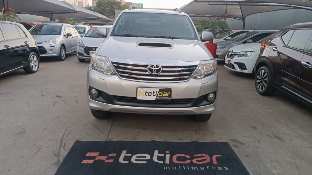 TOYOTA HILUX SW4 3.0 SRV 4X4 TURBO DIESEL AUTOMÁTICA