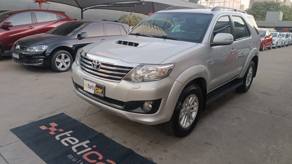 TOYOTA HILUX SW4 3.0 SRV 4X4 TURBO DIESEL AUTOMÁTICA