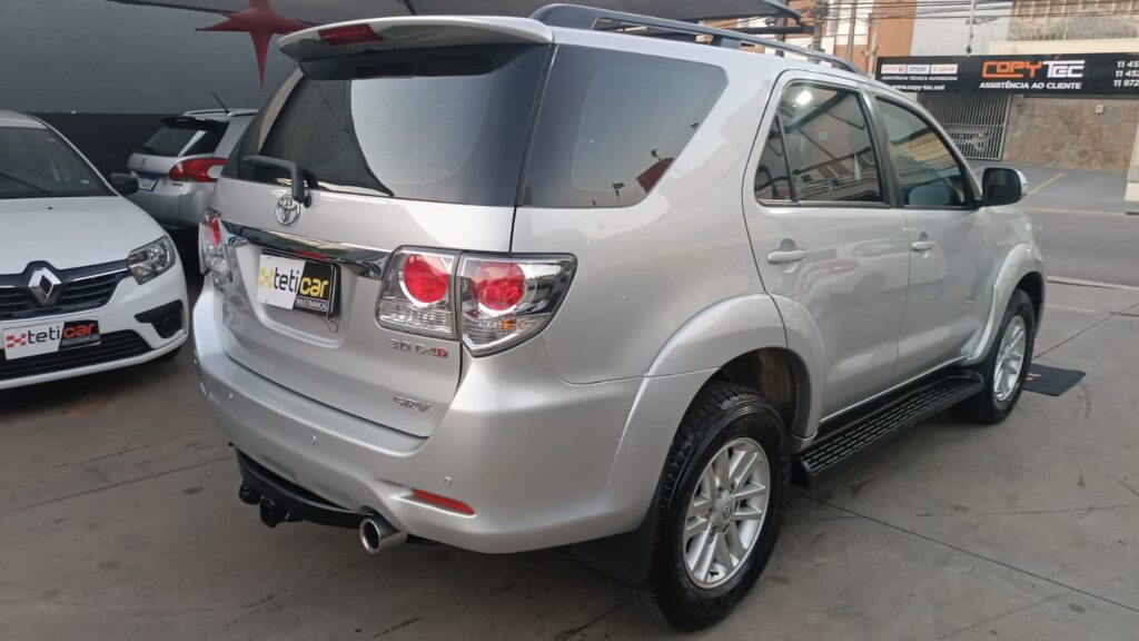 TOYOTA HILUX SW4 3.0 SRV 4X4 TURBO DIESEL AUTOMÁTICA